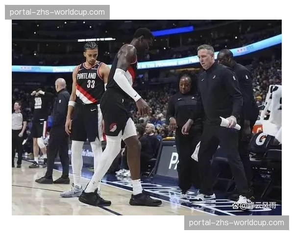 消息:开拓者官方宣布,球队明星后卫因脚踝扭伤将至少缺席两周 消息:开拓者官方宣布,球队明星后卫因脚踝扭伤将至少缺席两周